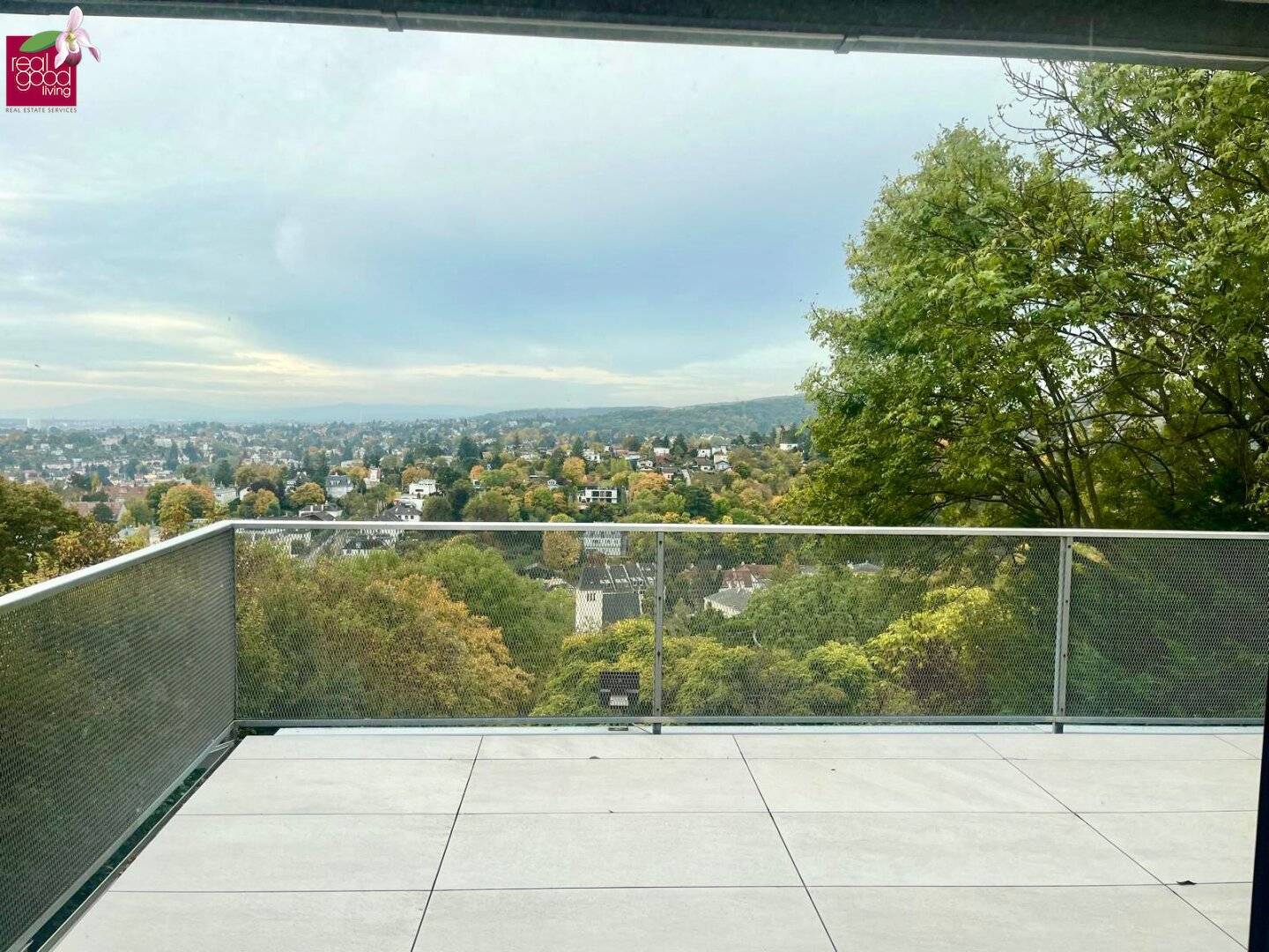 Wohngenuss mit Traumfernblick: Teilmöblierte Traumvilla mit Outdoorpool, Garten, Sauna, Jacuzzi Indoor, Tischtennistisch, uvm.
