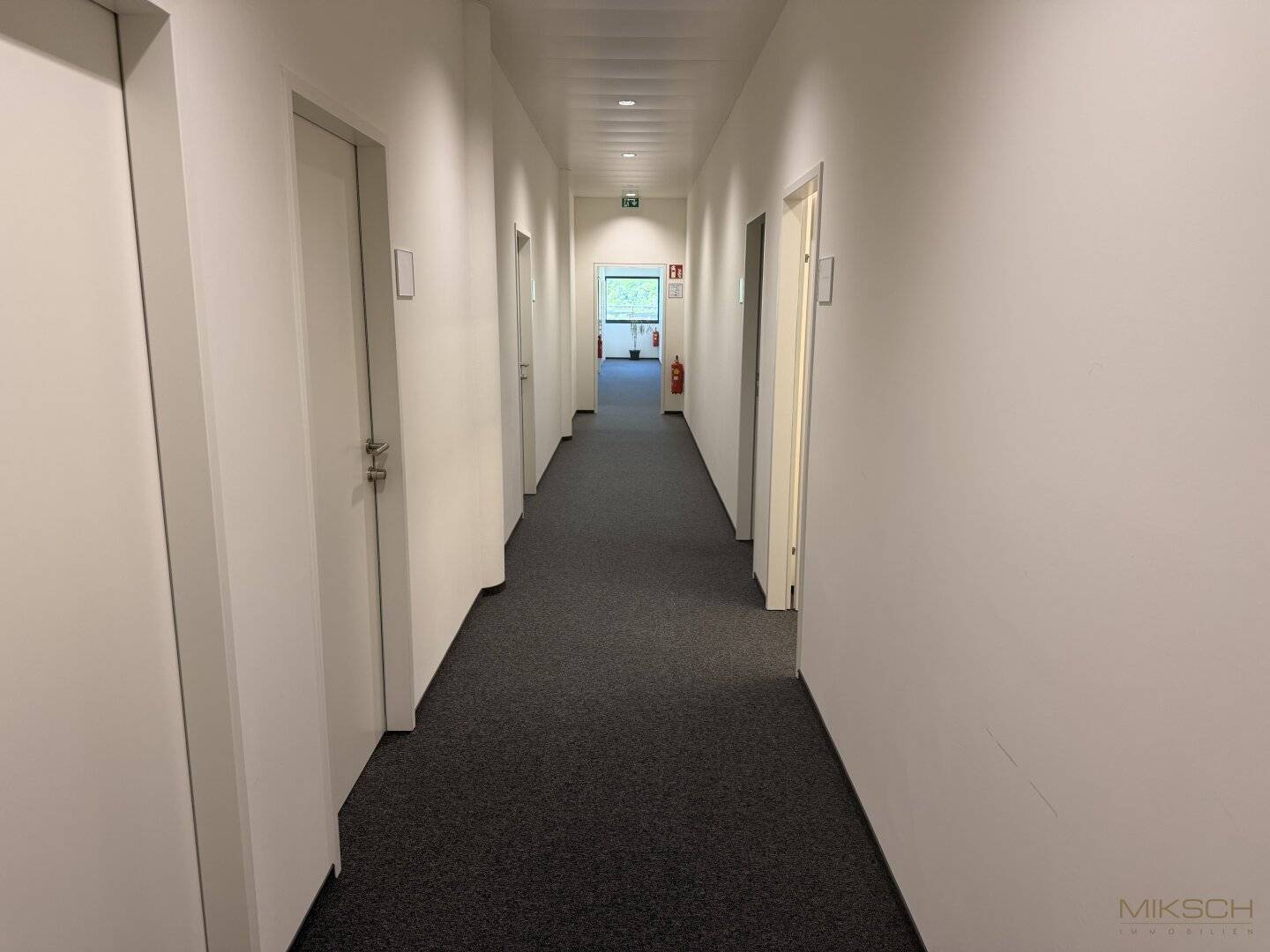 Modernes Büro I ca. 20m² Gesamtnutzfläche I  Aufzug I Teeküche I nähe Autobahn und Wien