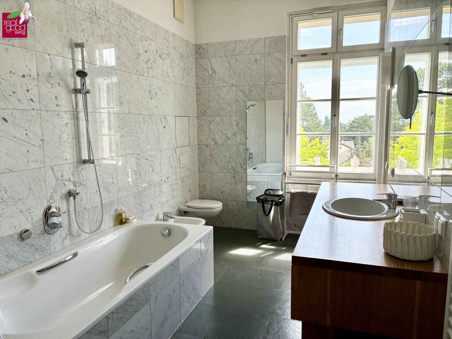 Exquisites Wohnen im Glanzingpark: Repräsentative 7-Zimmer-Residenz mit Traumblick, hohen Räumen und allgemeinen Wellnessbereich!