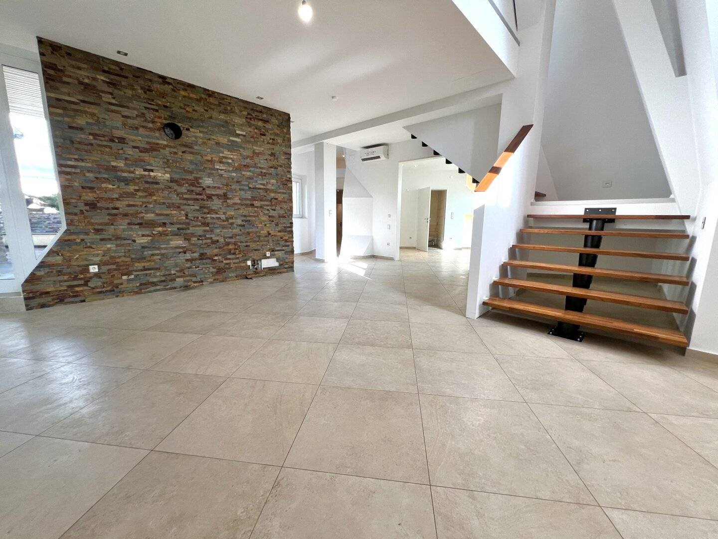 Hier bleiben keine Wünsche offen - Exklusive Maisonette mit 44m² Terrasse nahe Naschmarkt zu mieten!