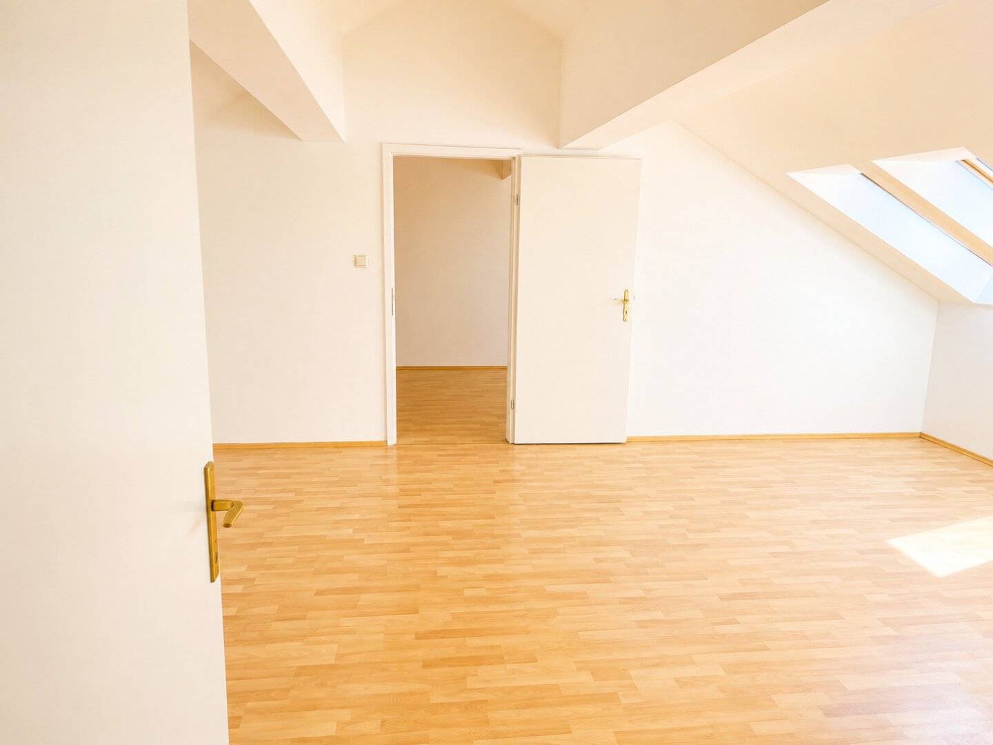Charming attic apartment with 85 m² in a quiet location of Vienna-Favoriten