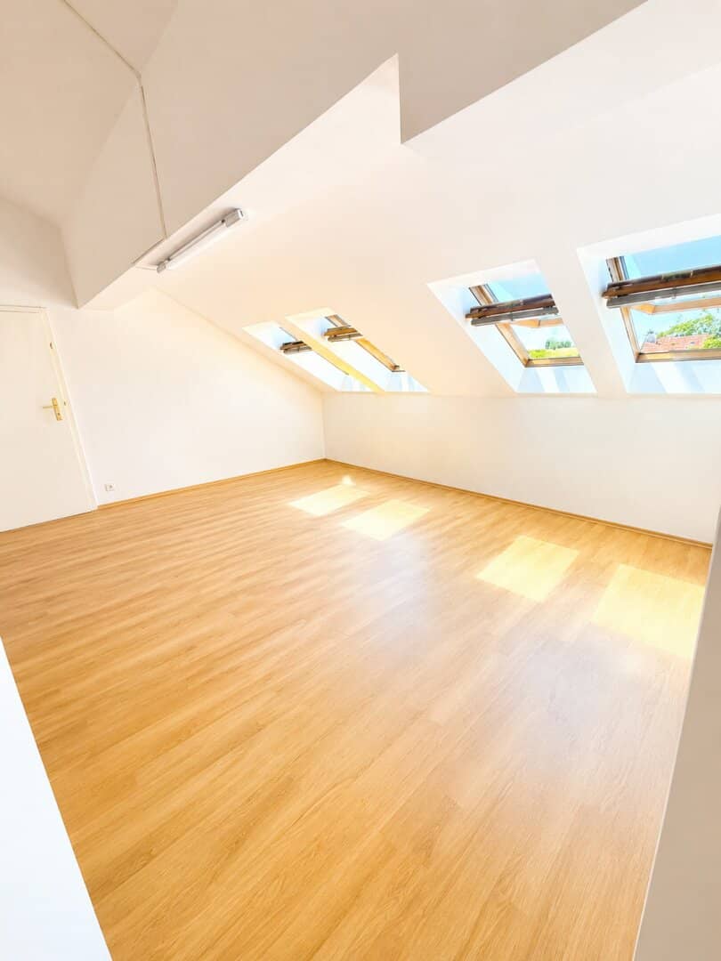 Charming attic apartment with 85 m² in a quiet location of Vienna-Favoriten