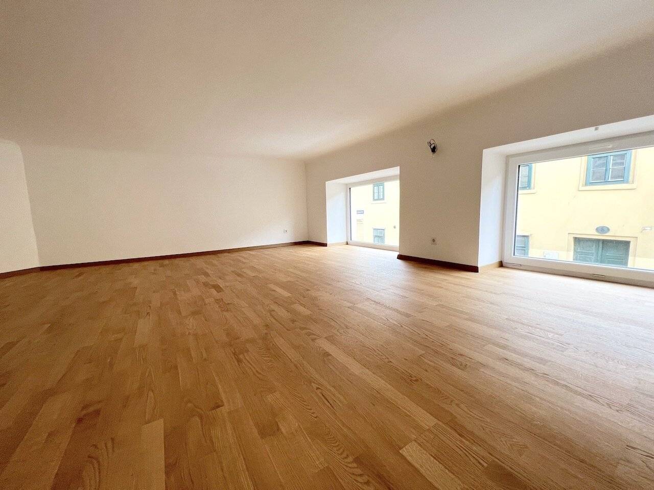 46 m² Retail Space: 2 Floors, near Schloss Schönbrunn