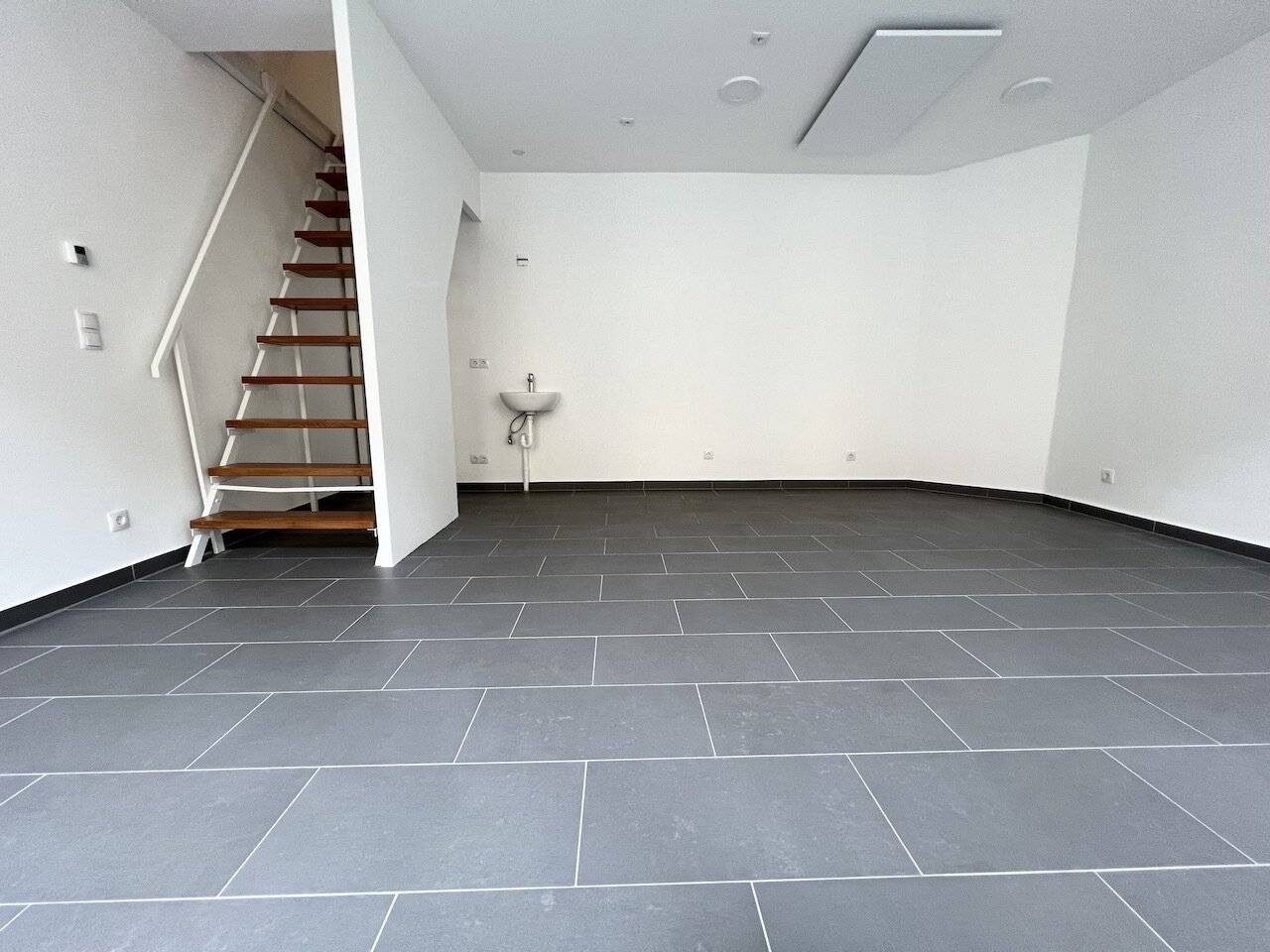 46 m² Retail Space: 2 Floors, near Schloss Schönbrunn