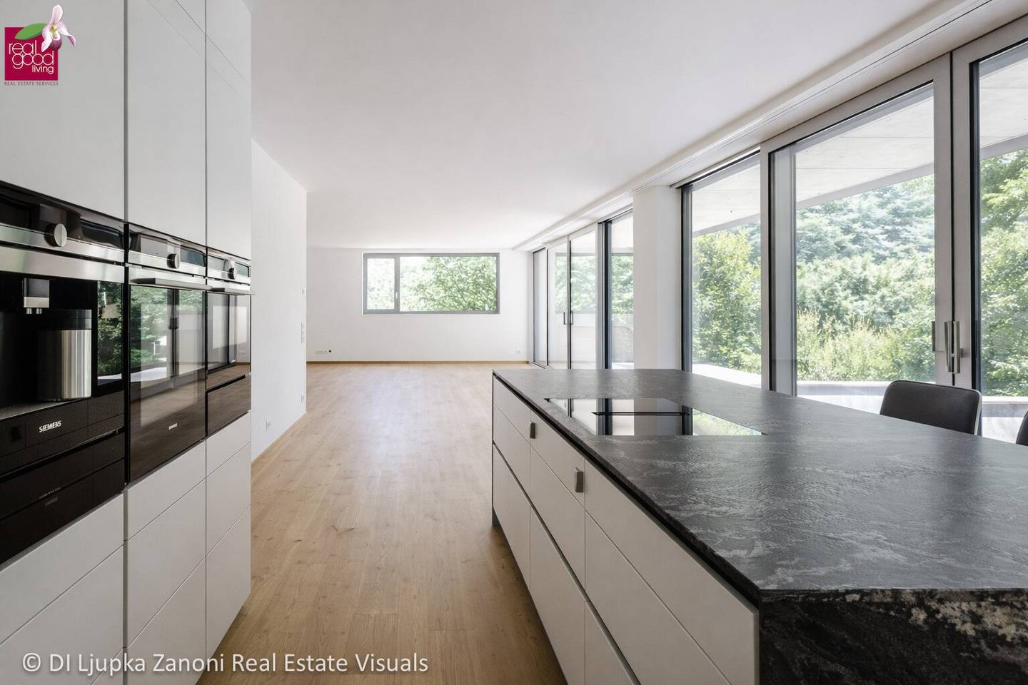 36 °C DRAUSSEN. COOL WOHNEN. VOLLKLIMATISIERTE DESIGNVILLA – SOFORT BEZIEHBAR