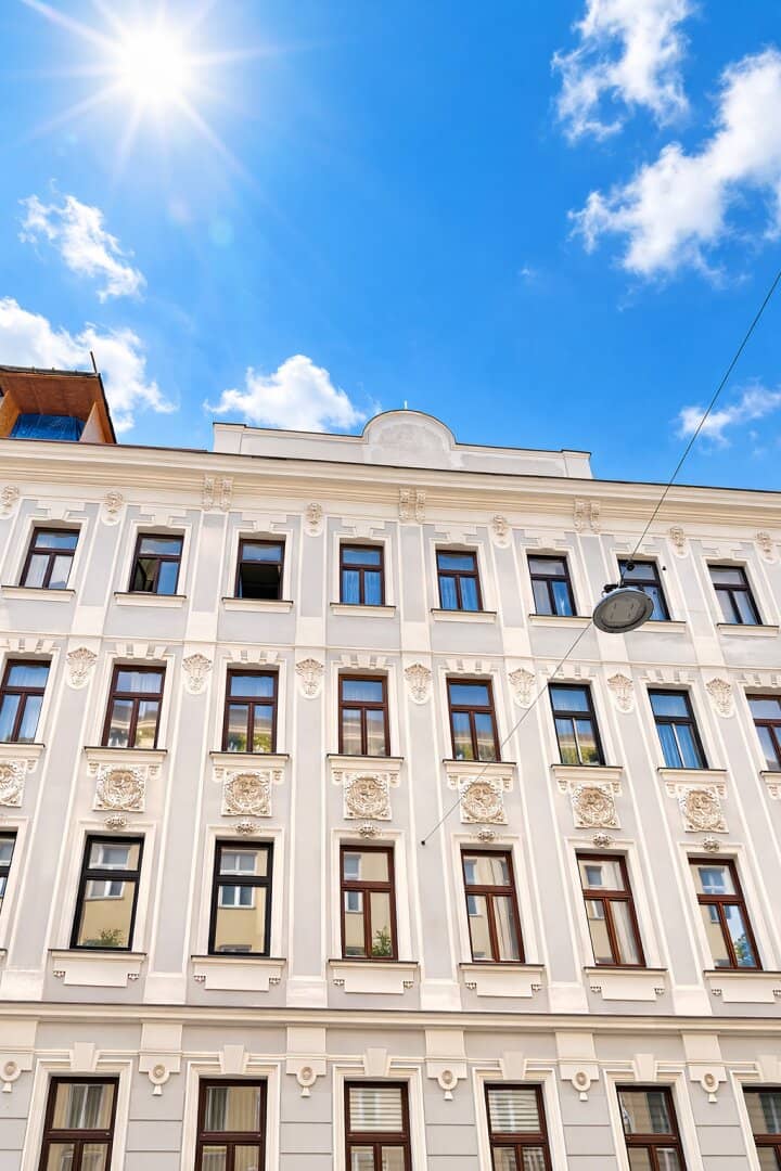 Apartment in need of renovation with development potential in a well maintained period building