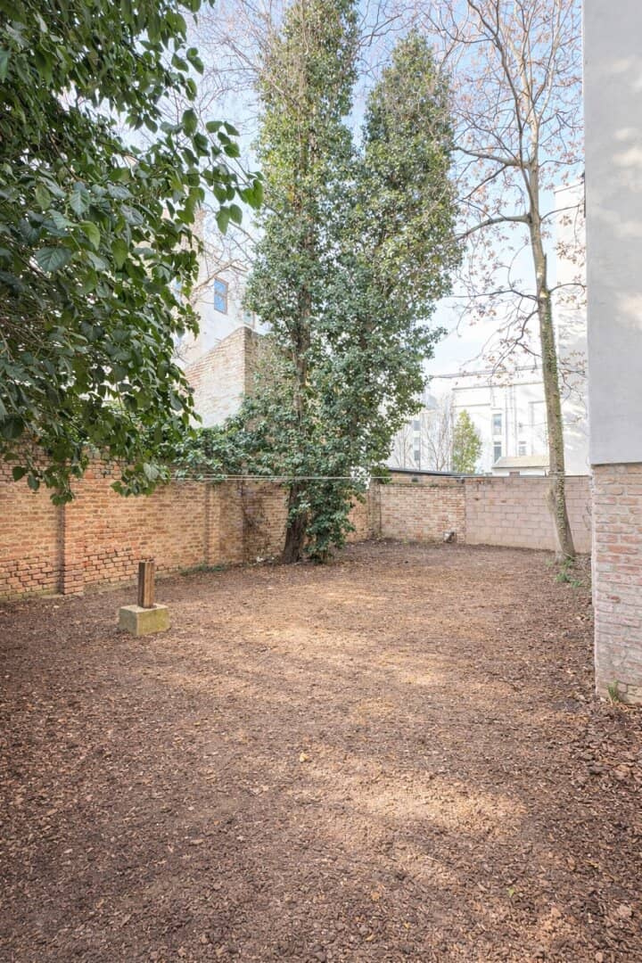 Apartment in need of renovation with development potential in a well maintained period building