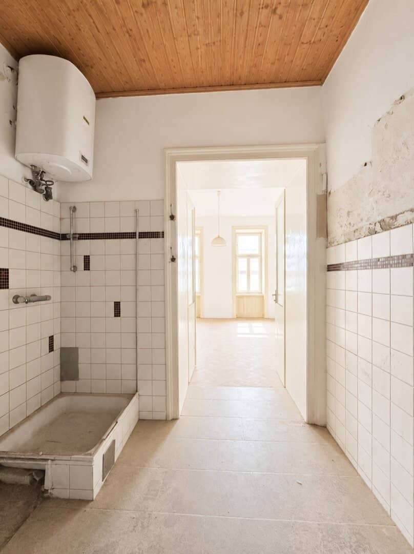 Sanierungsbedürftige Charmante 1-Zimmer-Altbauwohnung mit Balkon mit Potenzial in zentraler Ruhelage