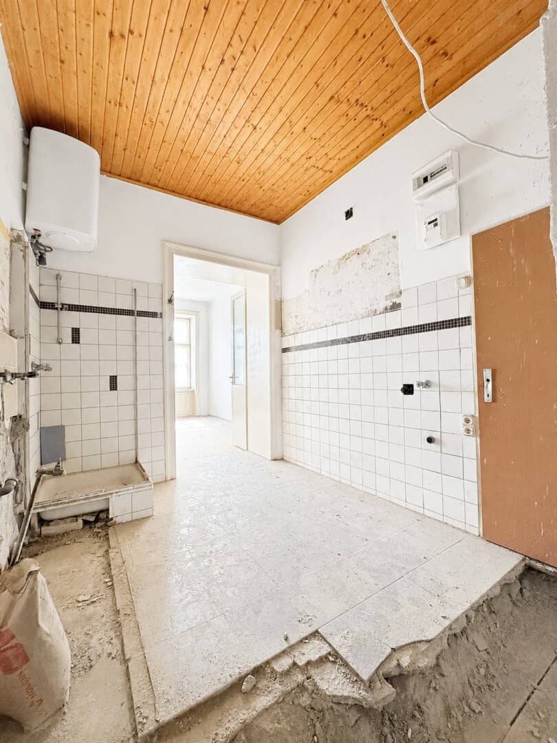 Sanierungsbedürftige Charmante 1-Zimmer-Altbauwohnung mit Balkon mit Potenzial in zentraler Ruhelage