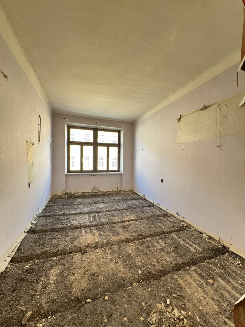 Apartment in need of renovation with development potential in a well maintained period building
