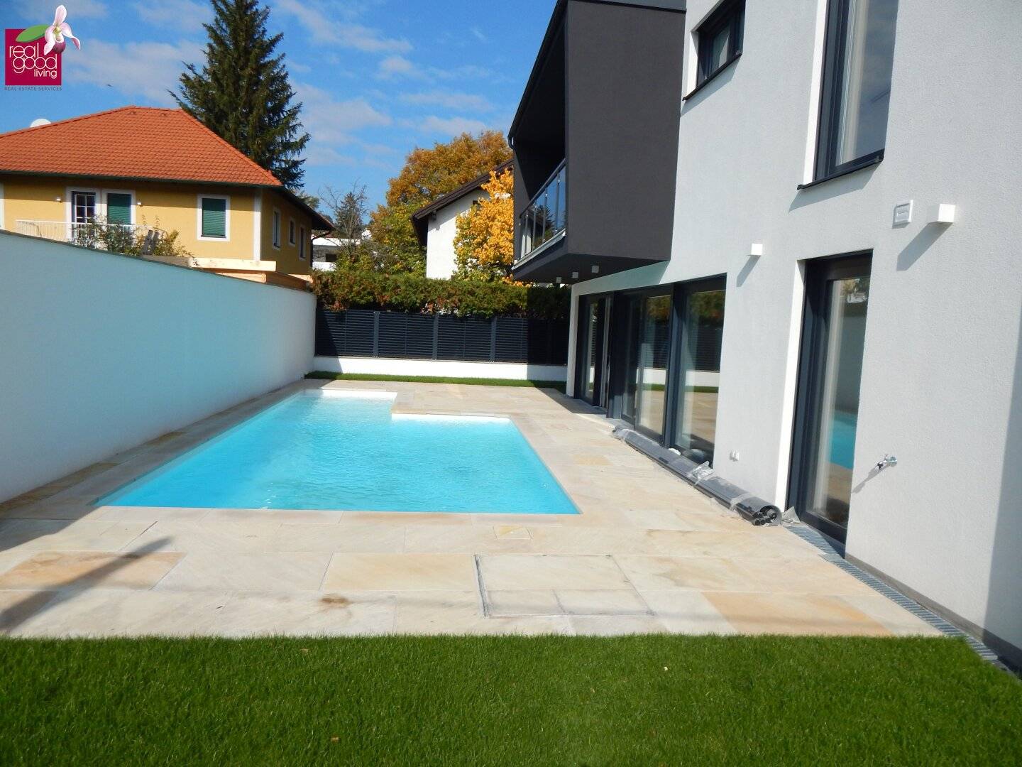 PROVISIONSFREI – Villa mit Pool, voll unterkellert – mit Top-Ausstattung