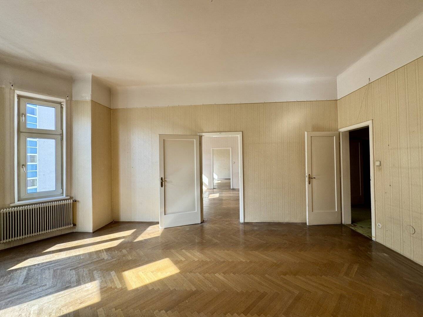 Sanierungsbedürftige 140 m² Altbauwohnung in begehrter Lage beim Augarten
