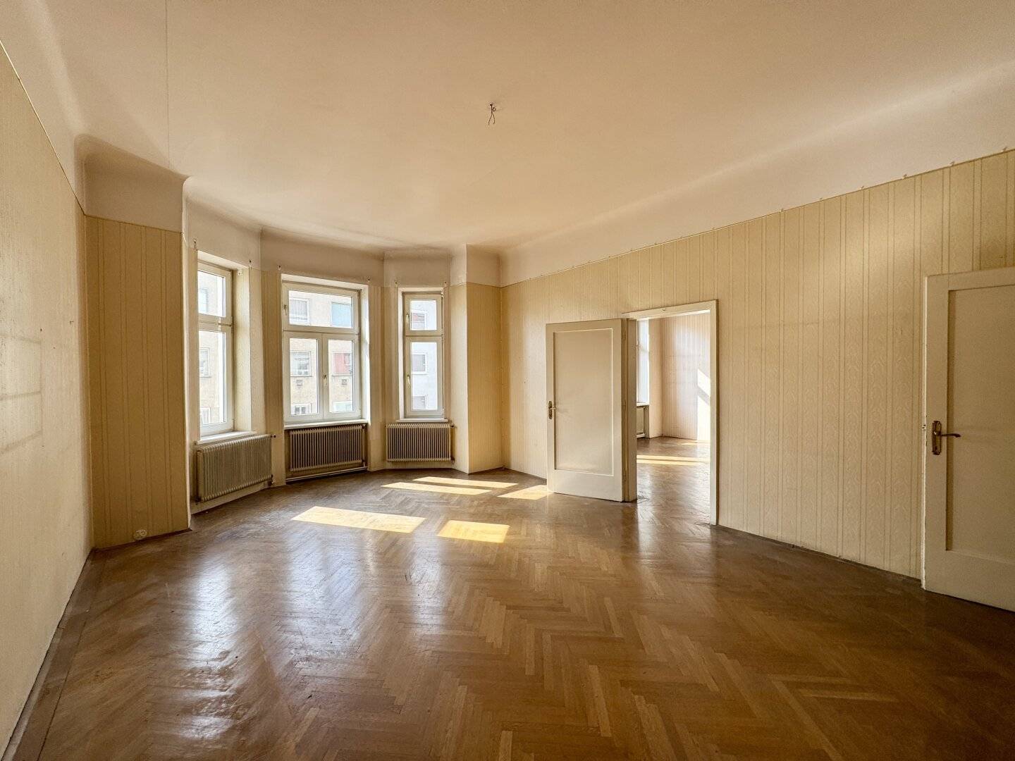Sanierungsbedürftige 140 m² Altbauwohnung in begehrter Lage beim Augarten