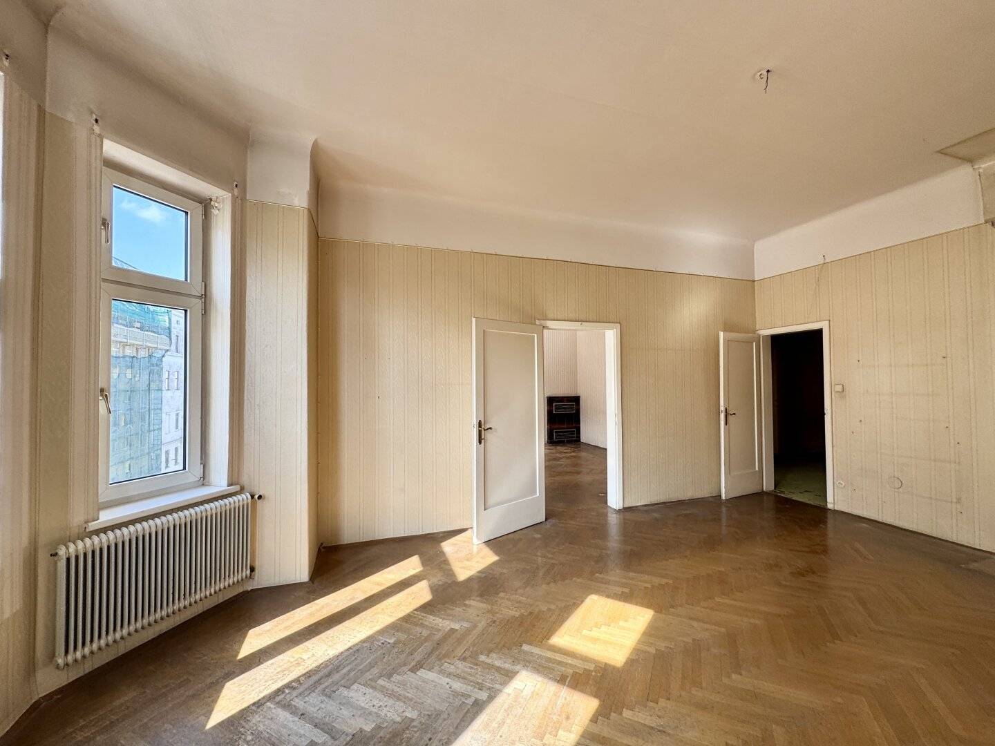 Sanierungsbedürftige 140 m² Altbauwohnung in begehrter Lage beim Augarten