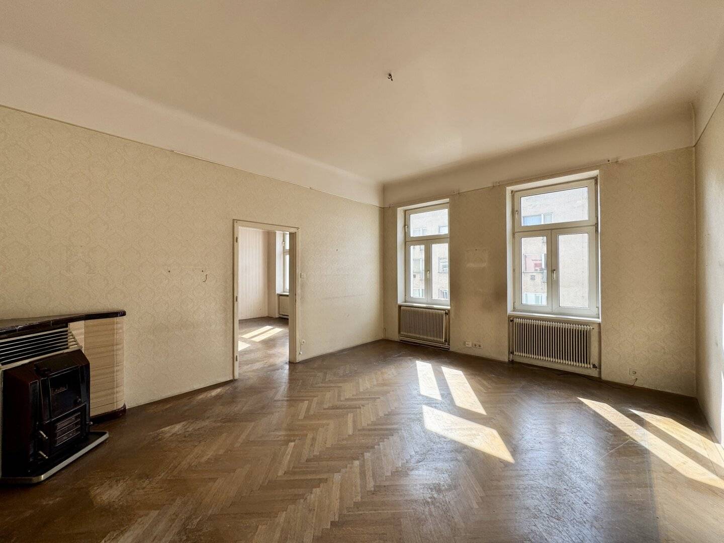 Sanierungsbedürftige 140 m² Altbauwohnung in begehrter Lage beim Augarten