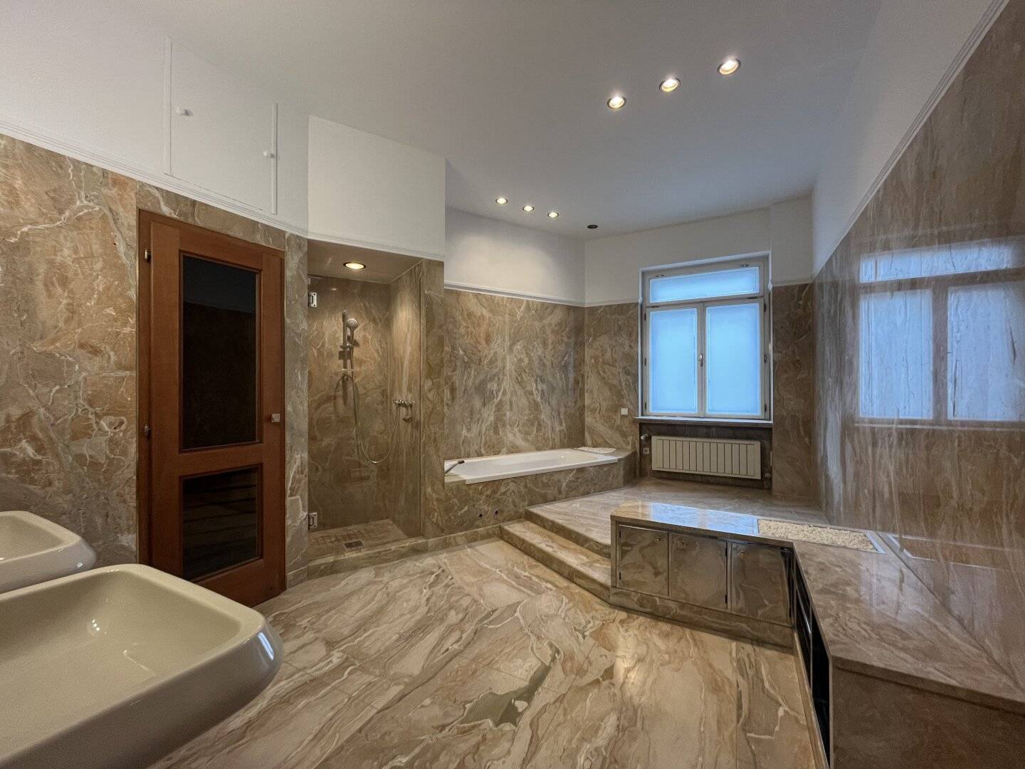 LAURENZERBERG: EXKLUSIVE 4 ZIMMER-WOHNUNG (STILALTBAU) MIT MARMORBAD/SAUNA UND TERRASSE IM INNENHOF