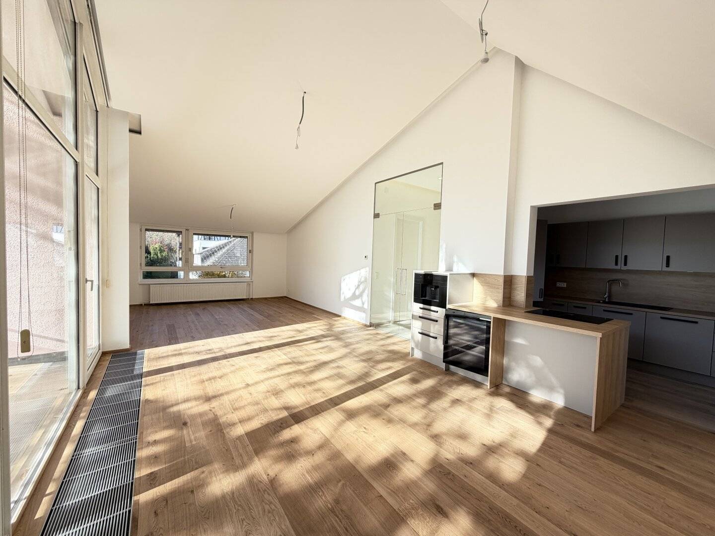 PÖTZLEINSDORF: STILVOLLE DACHGESCHOSS-WOHNUNG MIT SCHLOSSPARK-BLICK