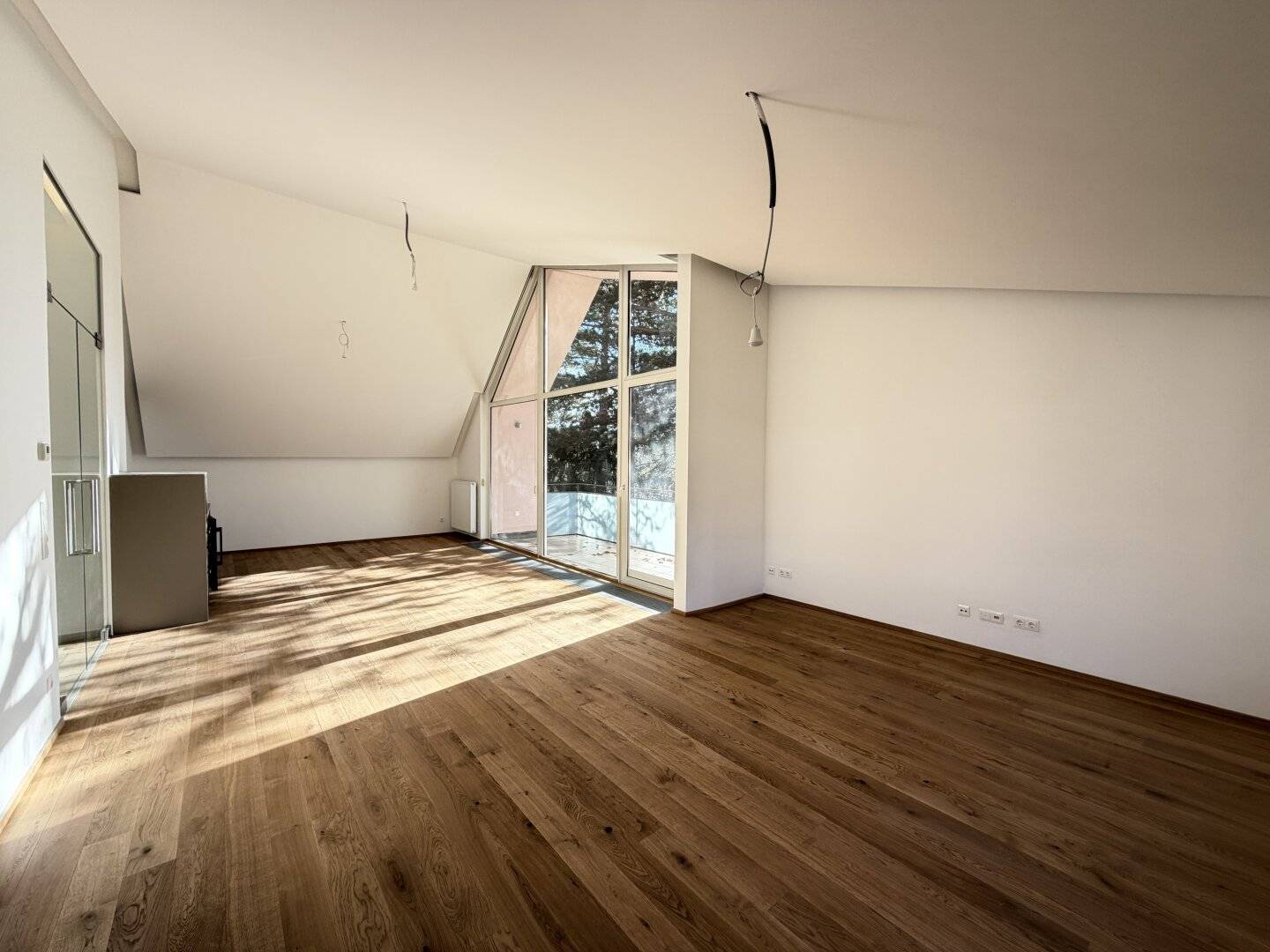 PÖTZLEINSDORF: STILVOLLE DACHGESCHOSS-WOHNUNG MIT SCHLOSSPARK-BLICK