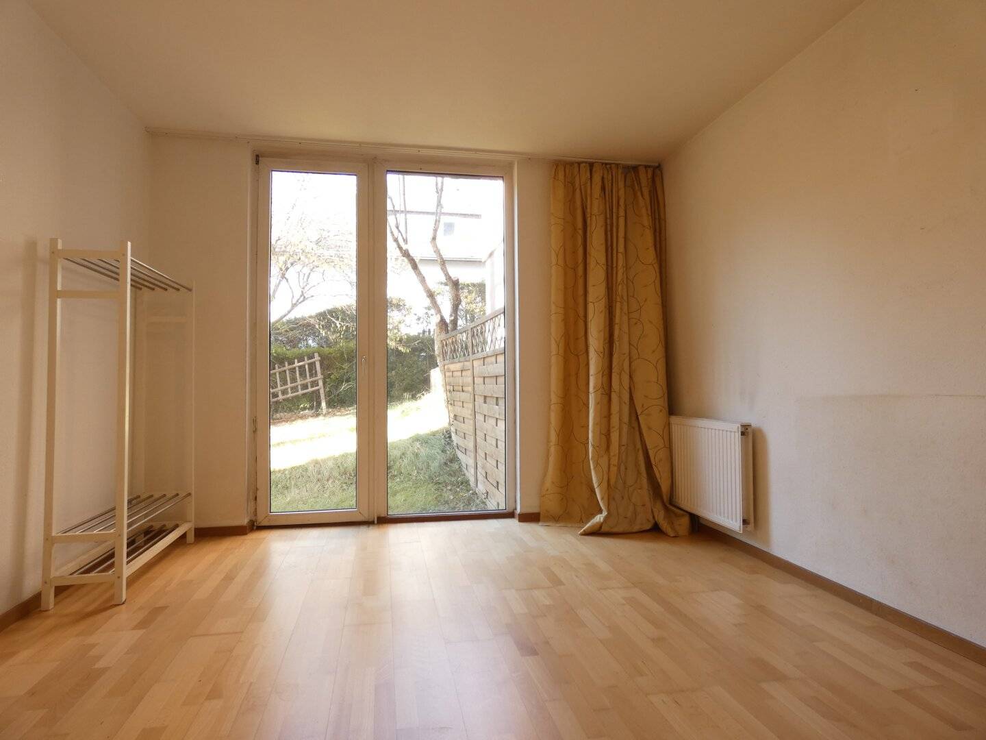 PÖTZLEINSDORF: GROSSZÜGIGE GARTENWOHNUNG MIT SAUNA UND SCHLOSSPARK-BLICK