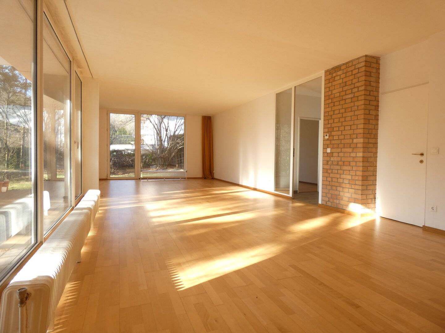 PÖTZLEINSDORF: GROSSZÜGIGE GARTENWOHNUNG MIT SAUNA UND SCHLOSSPARK-BLICK