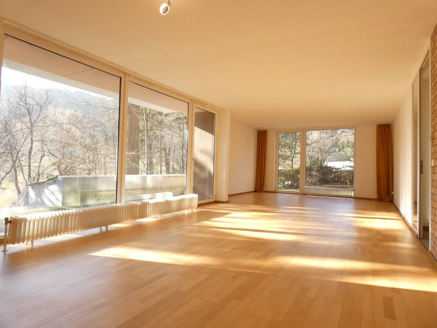PÖTZLEINSDORF: GROSSZÜGIGE GARTENWOHNUNG MIT SAUNA UND SCHLOSSPARK-BLICK