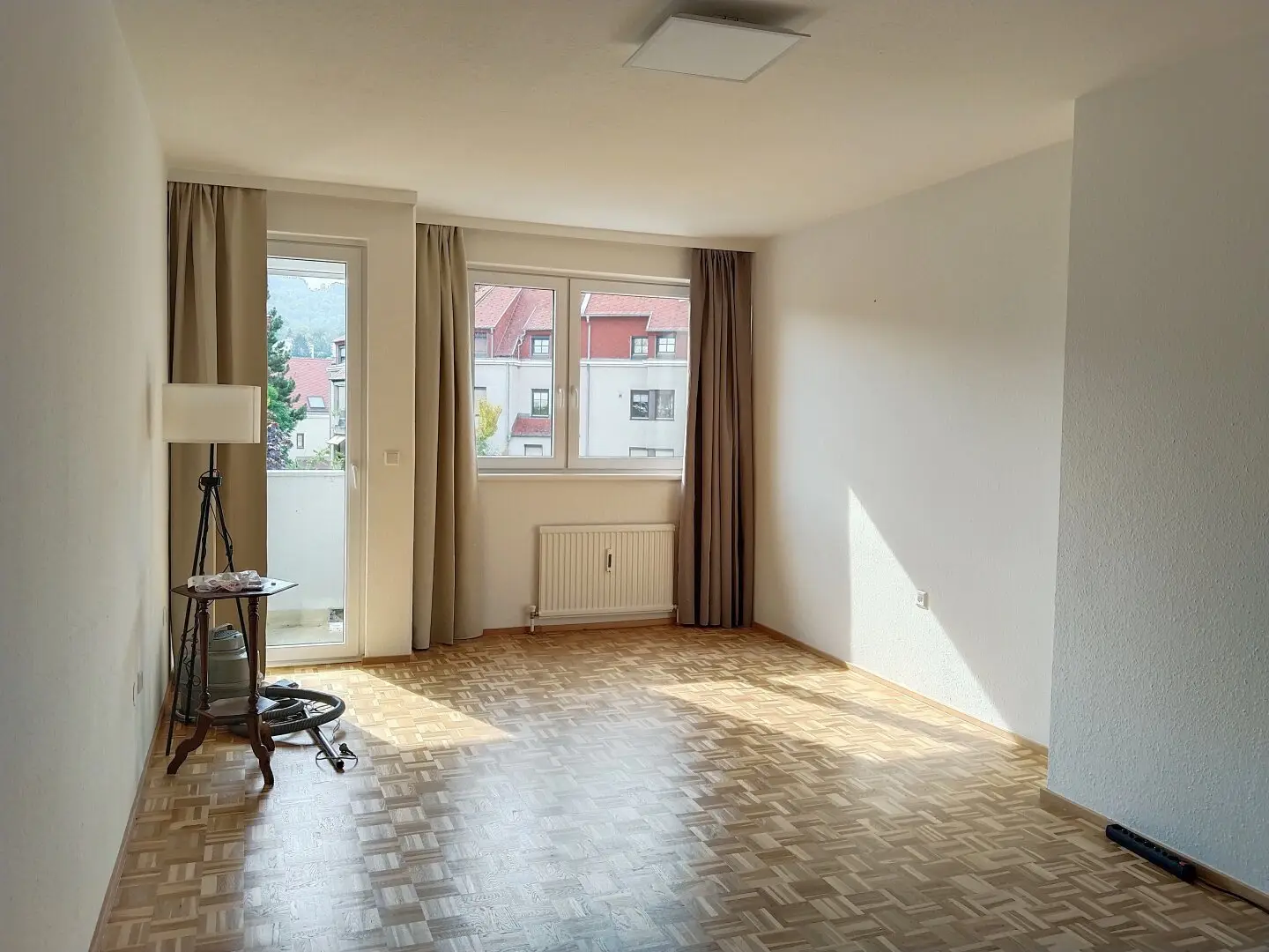 Renovierte 3-Zimmer-Wohnung mit separater Küche und zwei Loggien