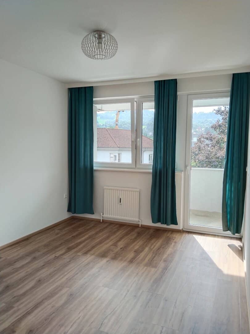Renovierte 3-Zimmer-Wohnung mit separater Küche und zwei Loggien