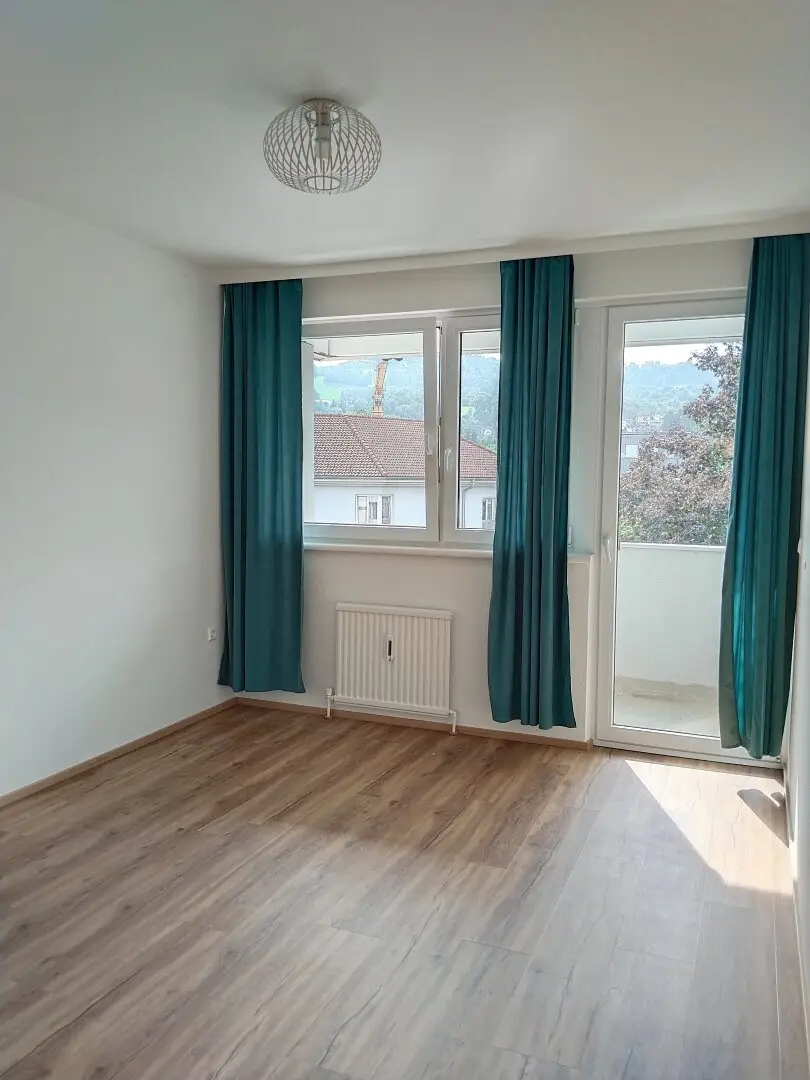Renovierte 3-Zimmer-Wohnung mit separater Küche und zwei Loggien