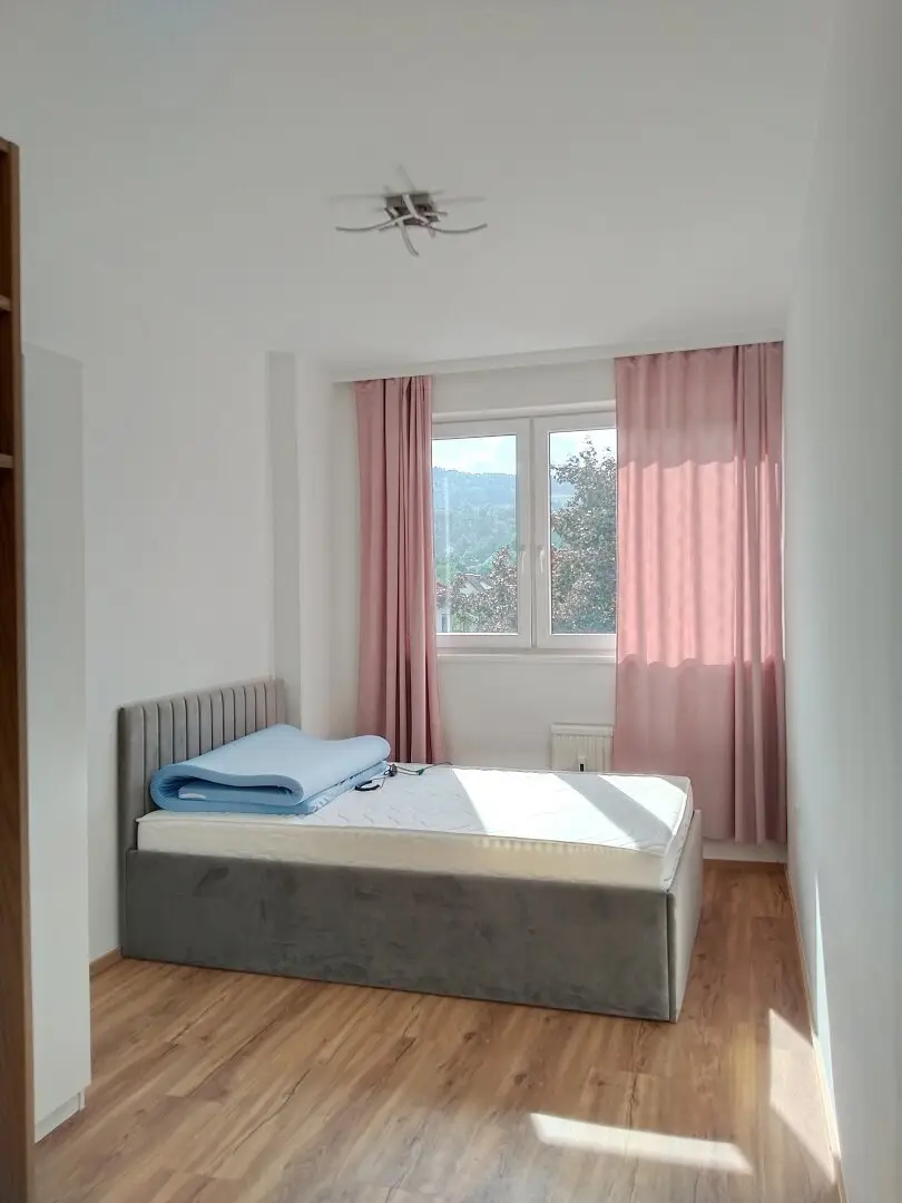 Renovierte 3-Zimmer-Wohnung mit separater Küche und zwei Loggien