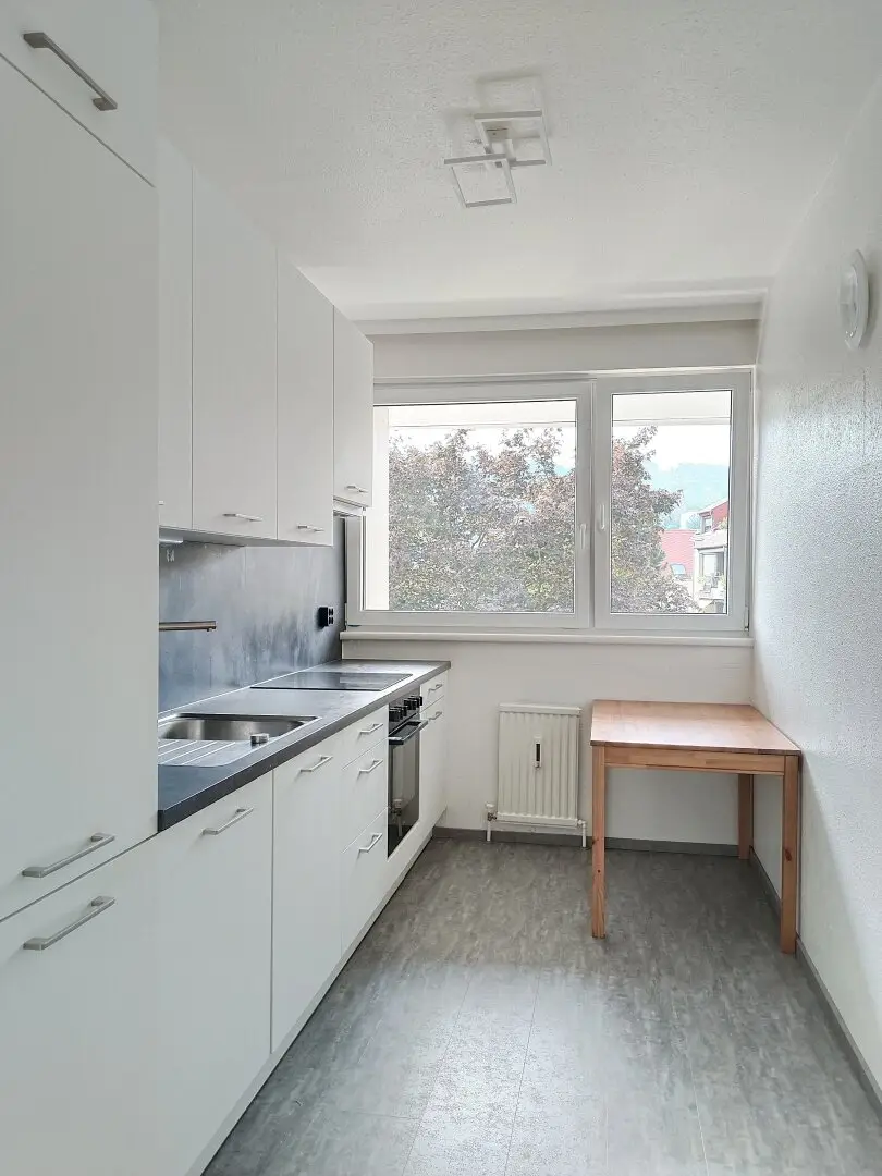 Renovierte 3-Zimmer-Wohnung mit separater Küche und zwei Loggien