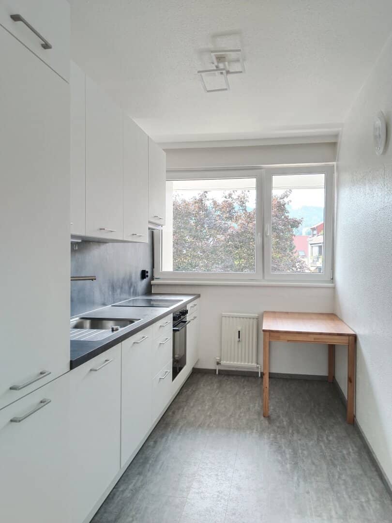Renovierte 3-Zimmer-Wohnung mit separater Küche und zwei Loggien