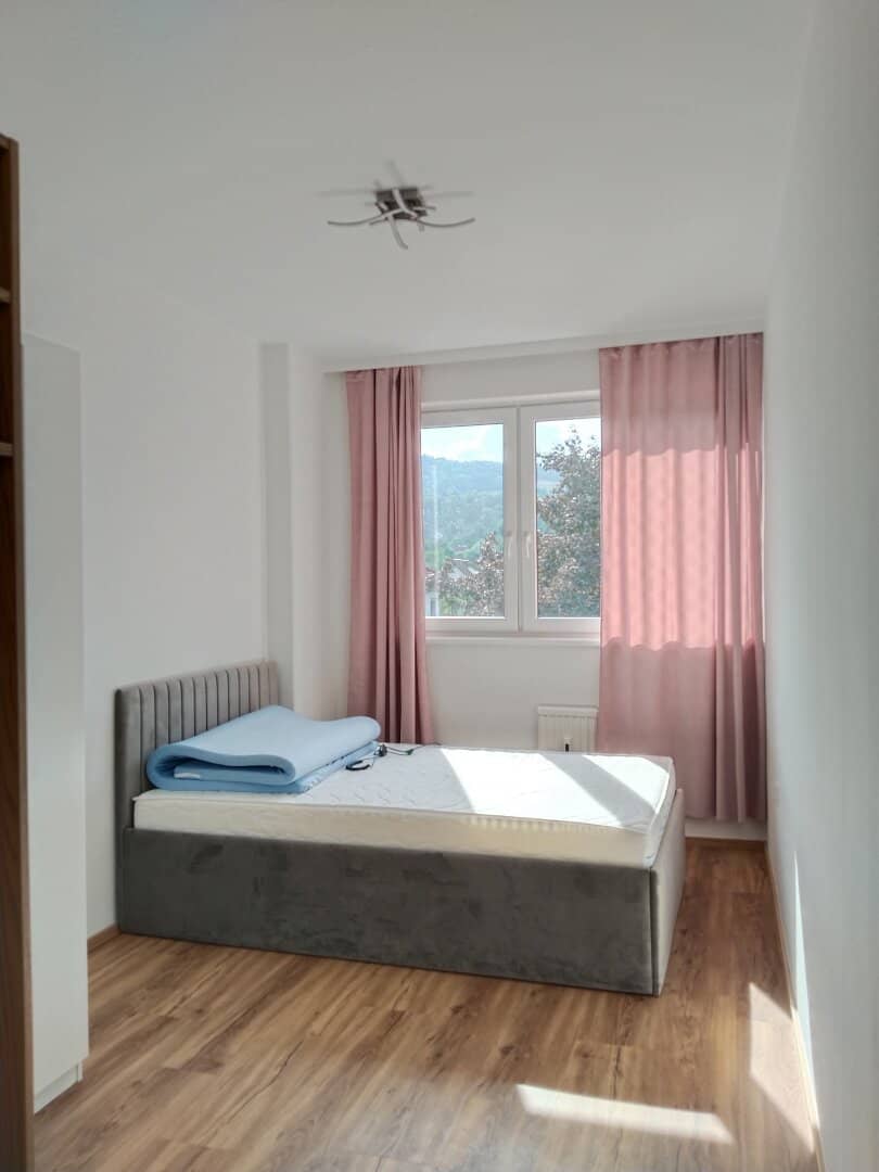 Renovierte 3-Zimmer-Wohnung mit separater Küche und zwei Loggien