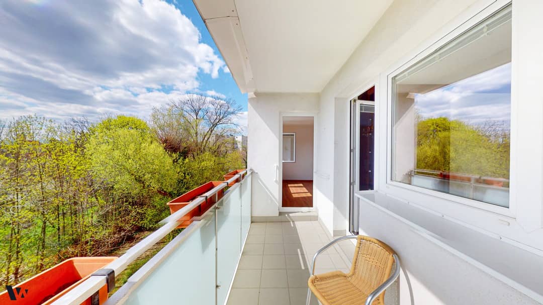 Wohnung mit Loggia und Grünblick nahe Krankenhaus