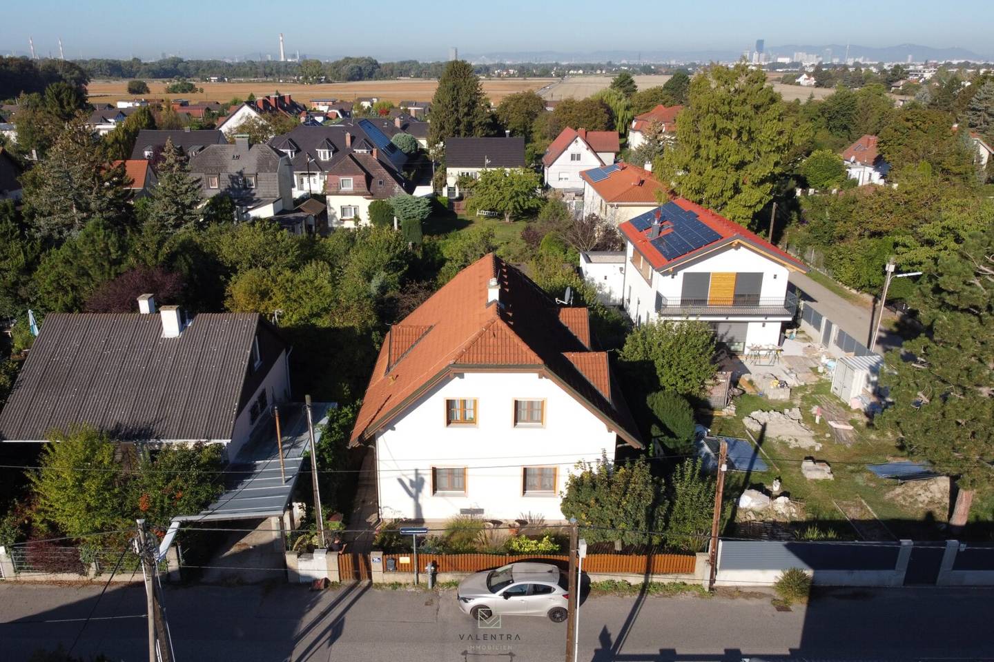 Modernisiertes Einfamilienhaus mit Luftwärmepumpe, Einlegerwohnung und Traumgarten in Essling