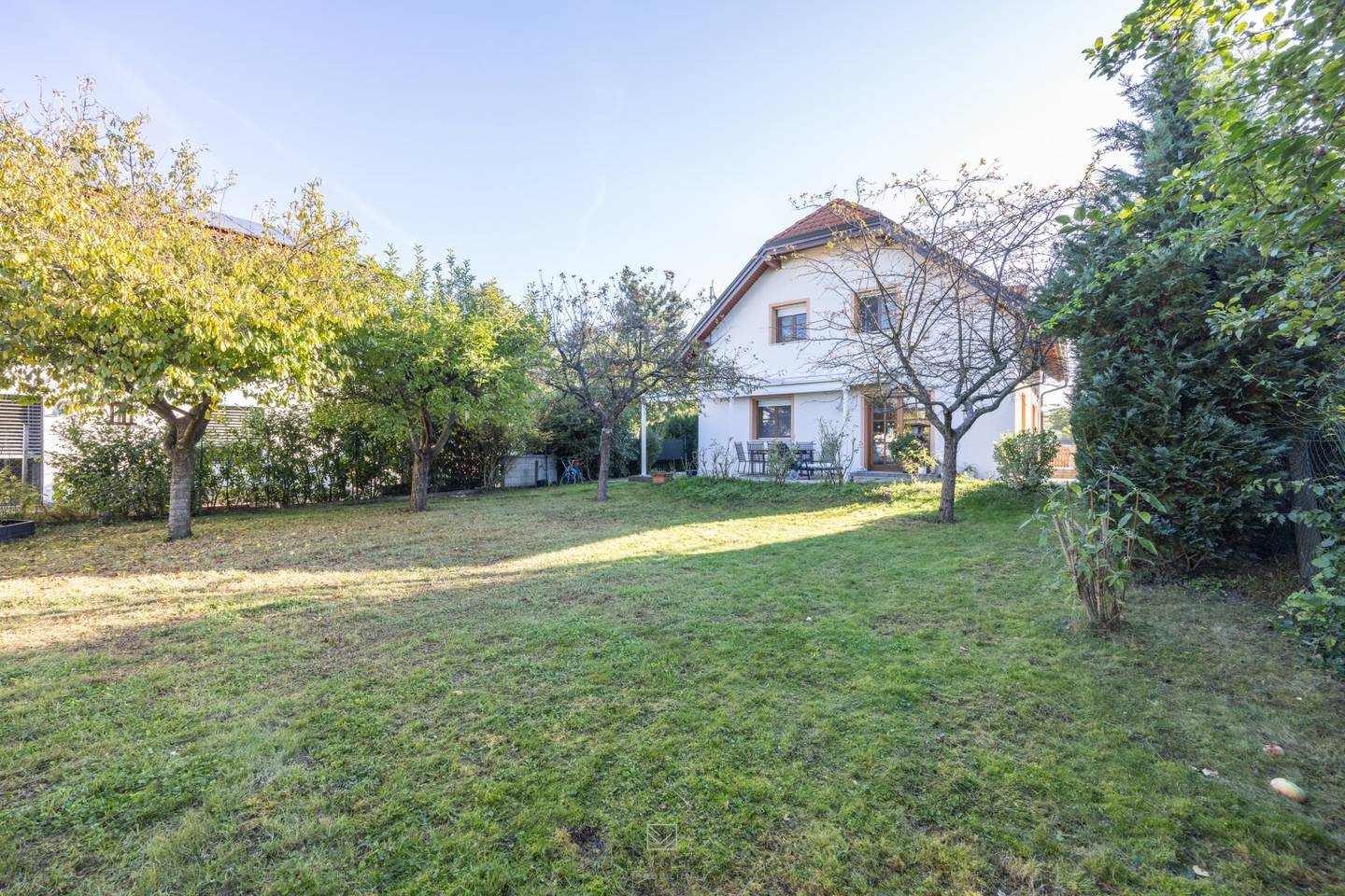 Modernisiertes Einfamilienhaus mit Luftwärmepumpe, Einlegerwohnung und Traumgarten in Essling