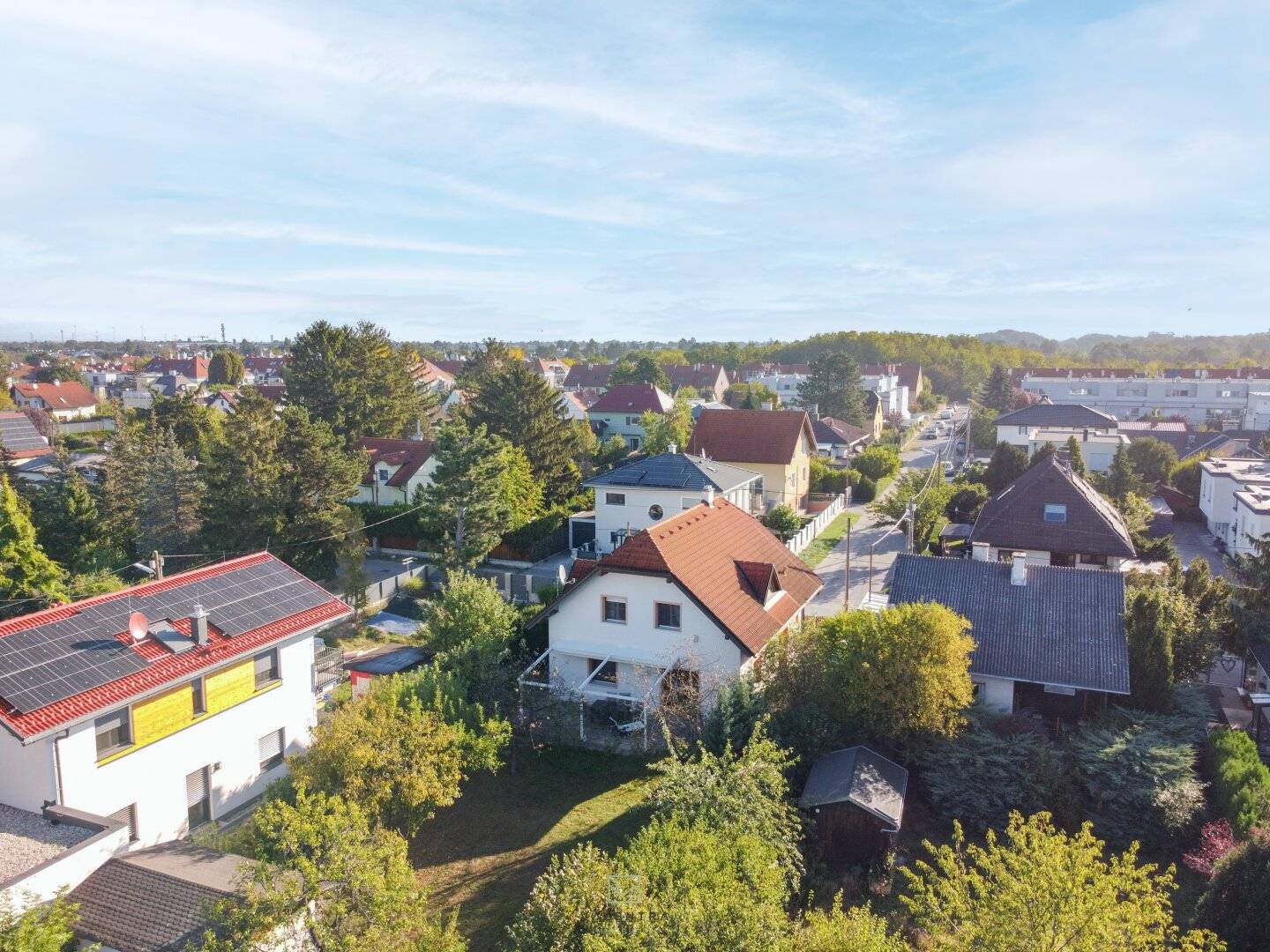 Modernisiertes Einfamilienhaus mit Luftwärmepumpe, Einlegerwohnung und Traumgarten in Essling