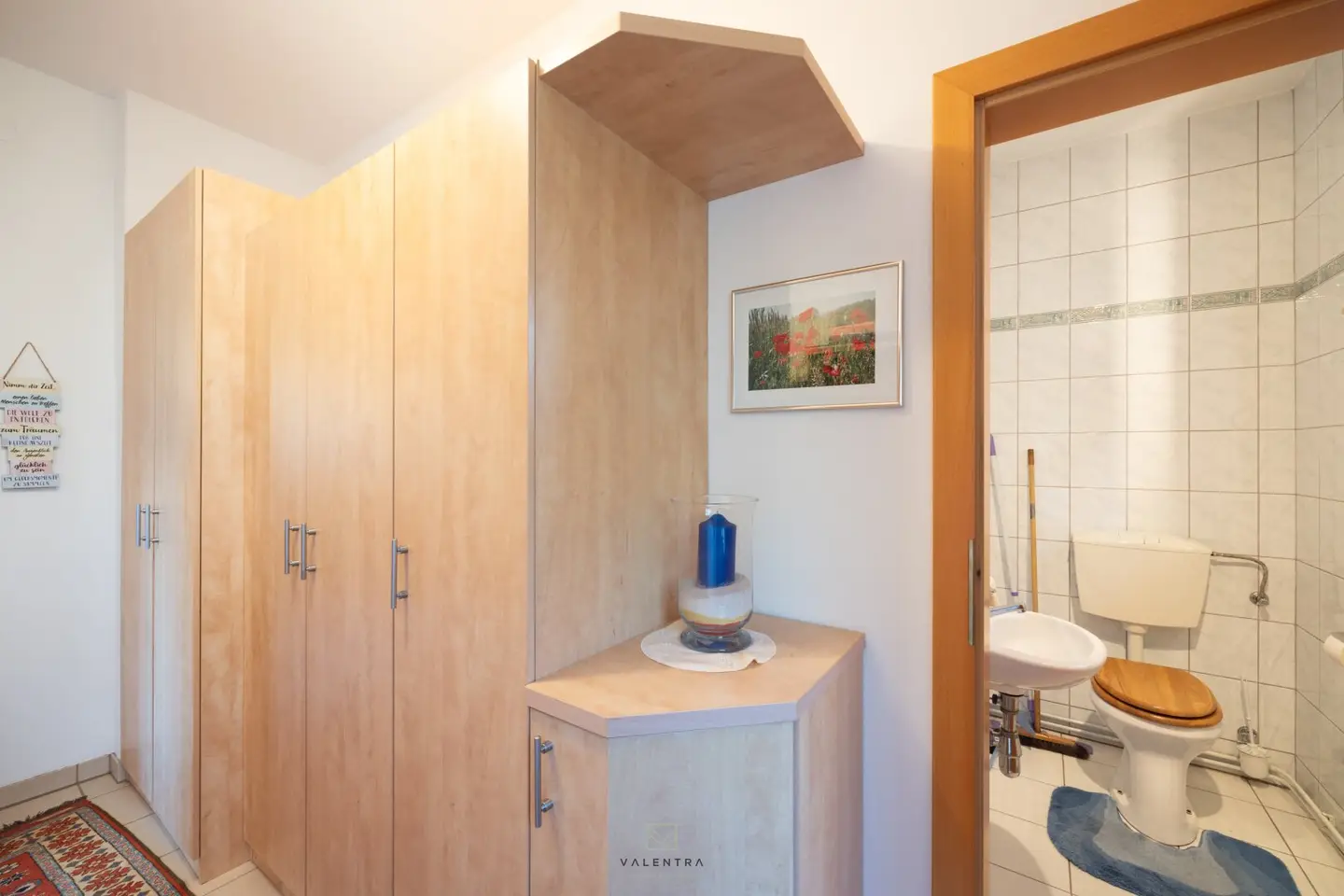 Modernisiertes Einfamilienhaus mit Luftwärmepumpe, Einlegerwohnung und Traumgarten in Essling