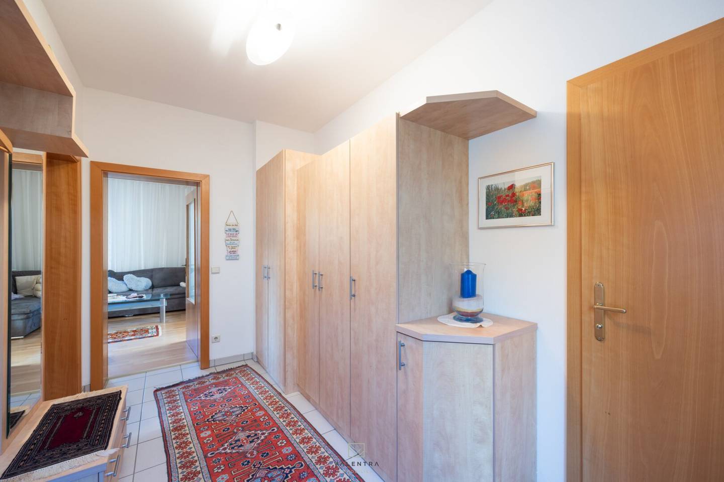 Modernisiertes Einfamilienhaus mit Luftwärmepumpe, Einlegerwohnung und Traumgarten in Essling