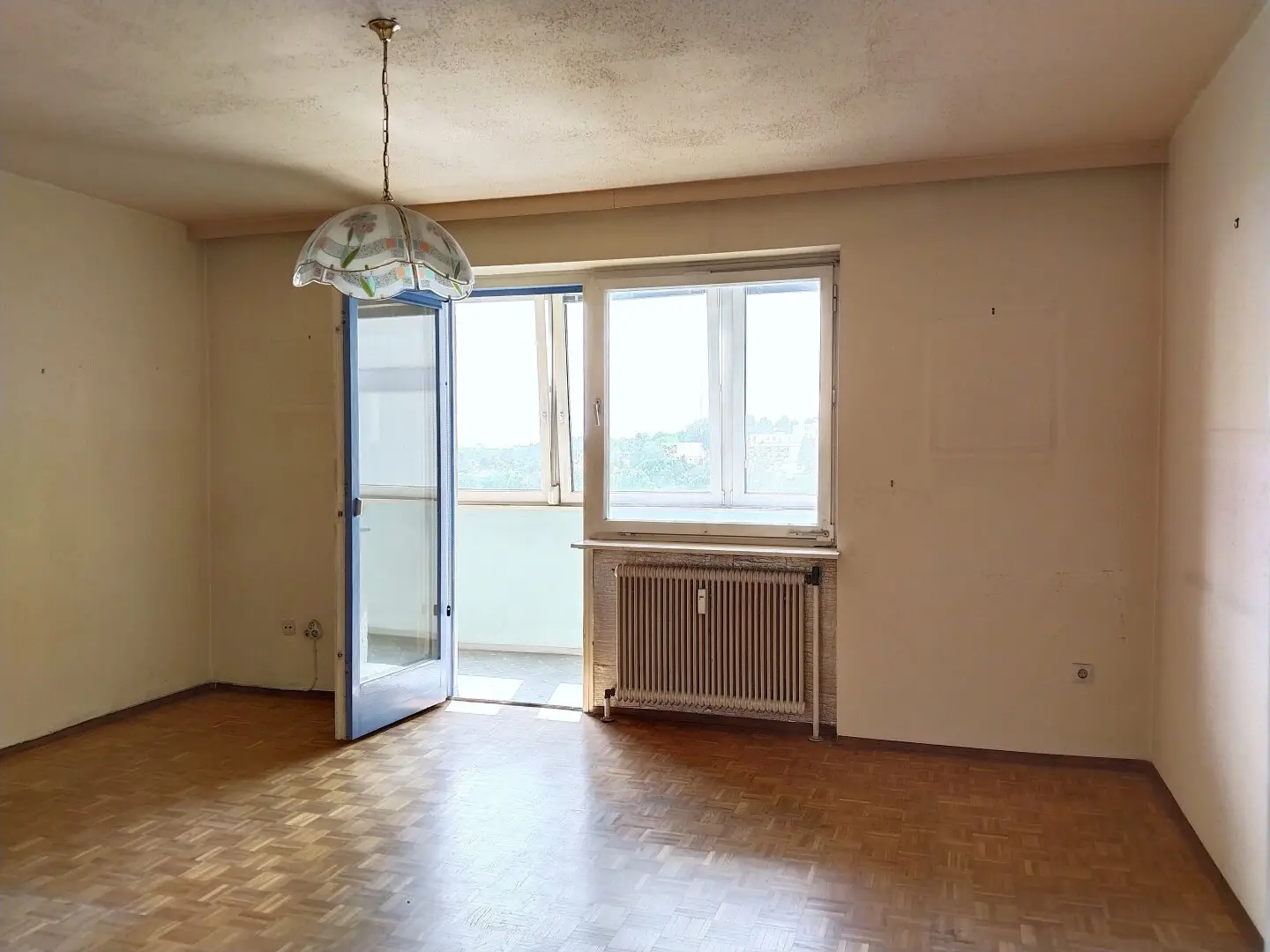 Zentrale Garconniere mit Balkon und eigenem überdachtem PKW-Abstellplatz