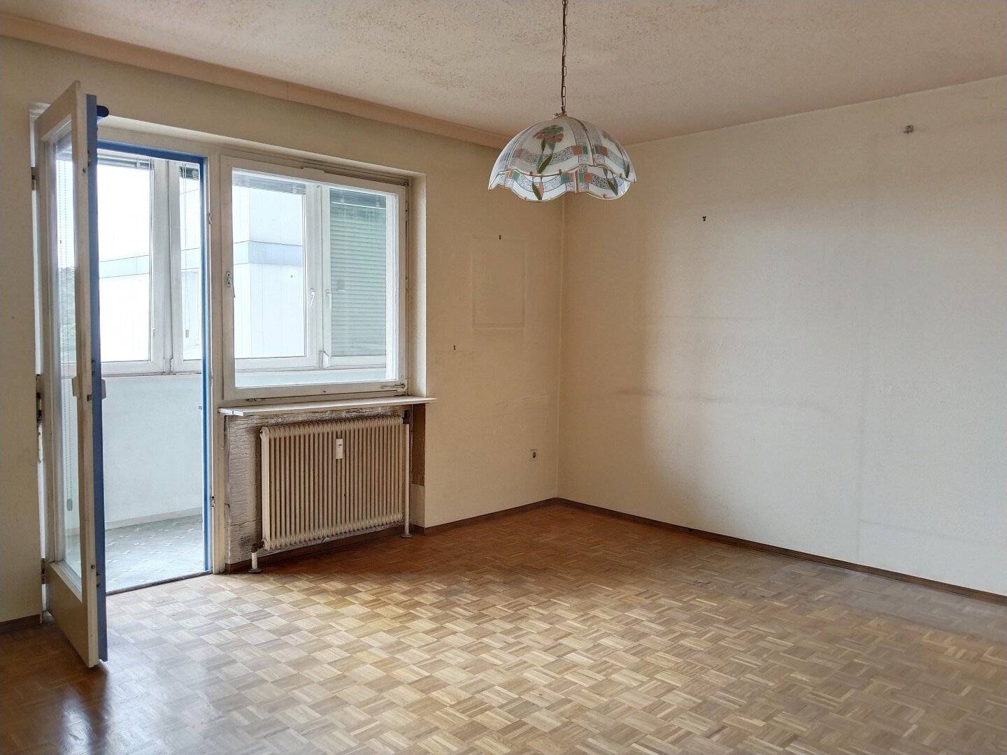 Zentrale Garconniere mit Balkon und eigenem überdachtem PKW-Abstellplatz
