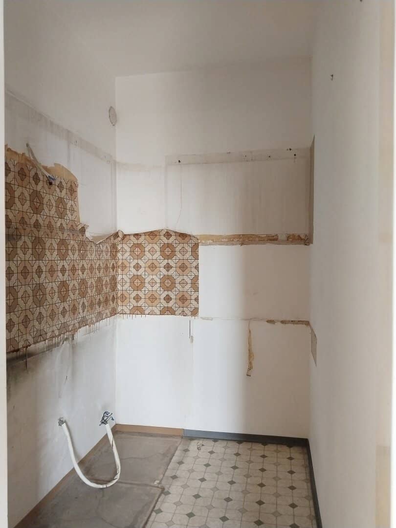 Zentrale Garconniere mit Balkon und eigenem überdachtem PKW-Abstellplatz