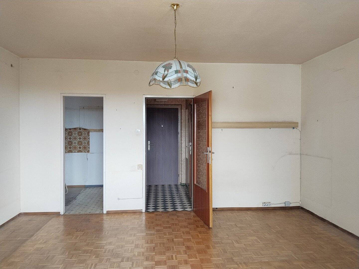 Zentrale Garconniere mit Balkon und eigenem überdachtem PKW-Abstellplatz