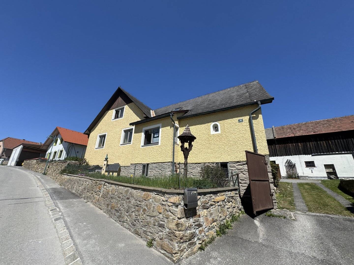 Zurück zur Natur! Mehrfamilienhaus mit unzähligen Nutzungsmöglichkeiten