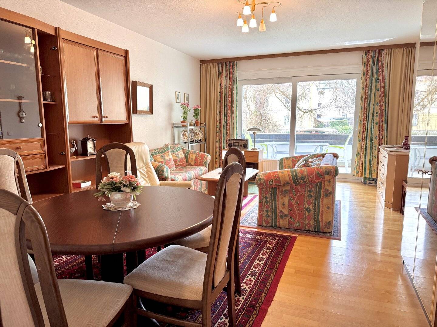 Sunny apartment with spacious balcony and underground parking space