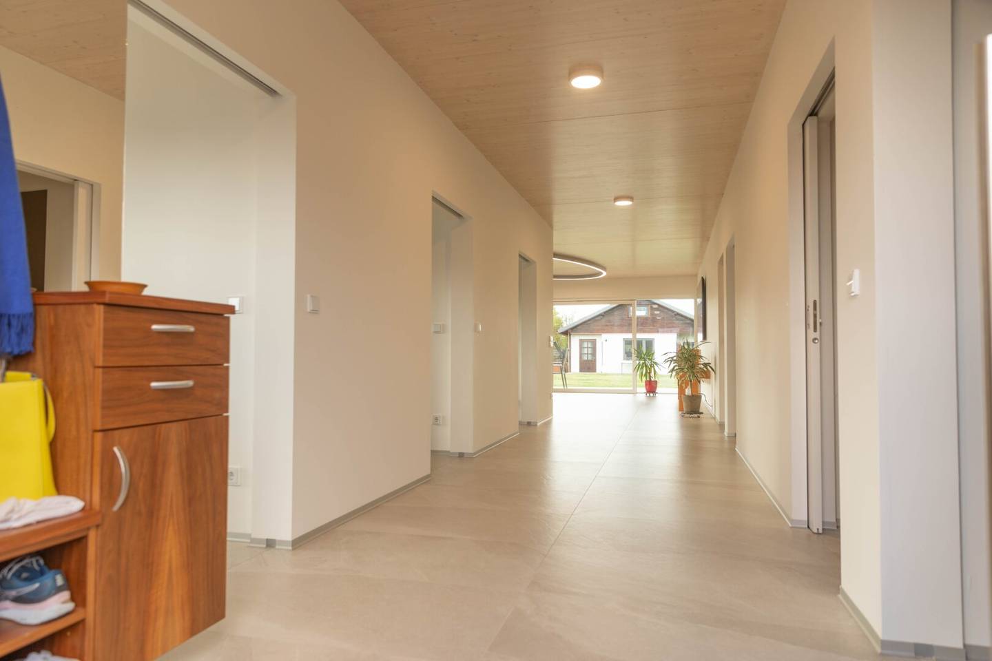 Moderner Bungalow auf großem Grundstück & Nebenhaus