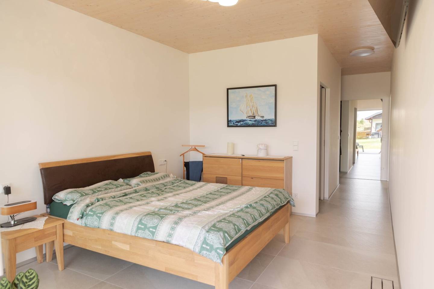 Moderner Bungalow auf großem Grundstück & Nebenhaus