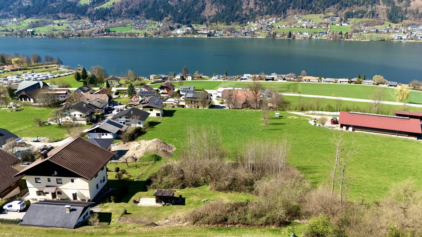 Building plot with lake view already visible from the ground floor