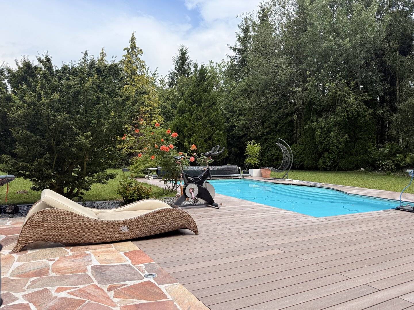 Alleinlage im Wienerwald: 1,24 ha Natur, Teich, Pool & ein Haus zum Ankommen