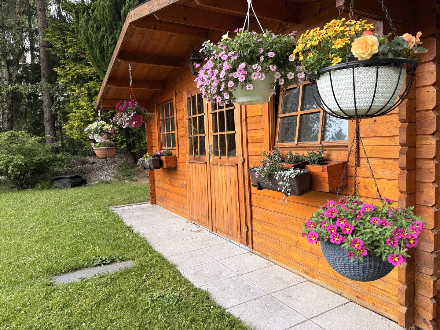 Alleinlage im Wienerwald: 1,24 ha Natur, Teich, Pool & ein Haus zum Ankommen