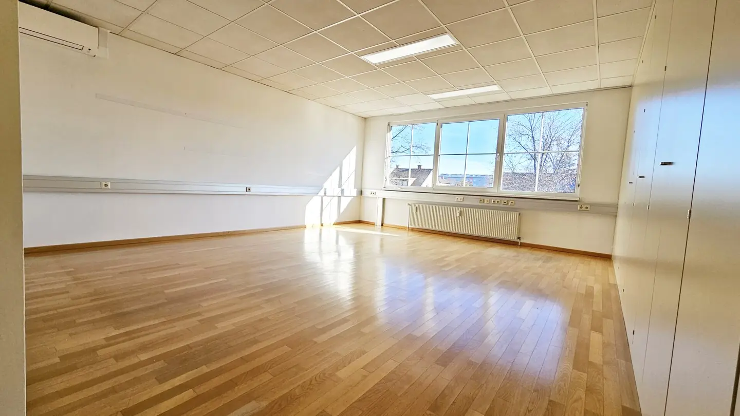 Spacious, bright office near Stadthalle with parking spaces and large terrace